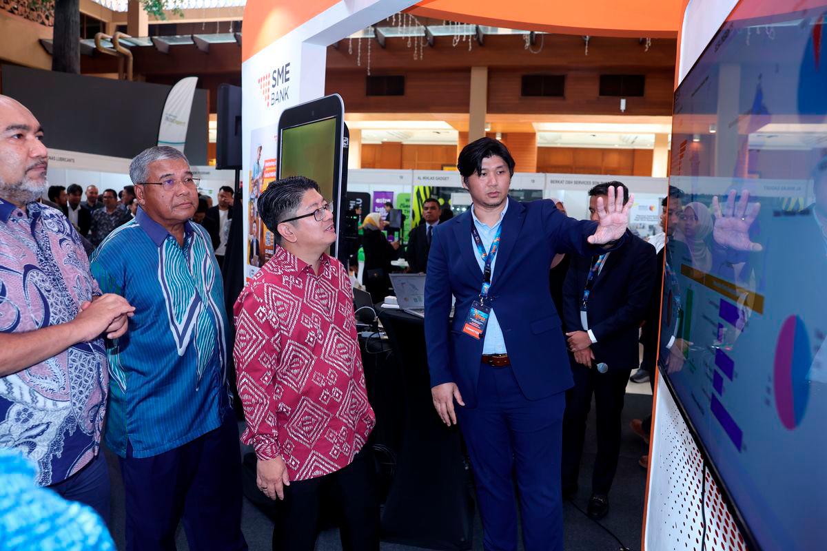 Minister of Entrepreneur Development and Cooperatives, Datuk Ewon Benedick, visits the exhibition site after the Launch Ceremony of SME Bank XCESS 2025 at a hotel today. Also present was SME Bank Chairman, Datuk Muslim Hussain (second from left). – BERNAMA