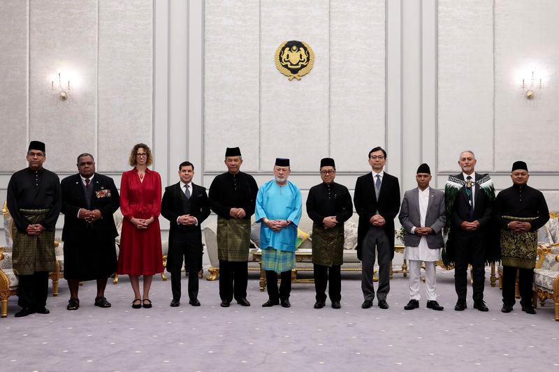 Yang di-Pertuan Agong Sultan Ibrahim berkenan bergambar selepas menerima watikah pelantikan enam ketua perwakilan asing ke Malaysia dan mengurniaan watikah pelantikan kepada Duta Besar Malaysia ke Thailand di Istana Negara hari ini. - fotoBERNAMA