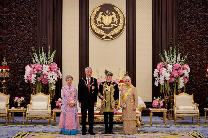 His Majesty Sultan Ibrahim graciously poses for photo with Senior Minister of Singapore, Lee Hsien Loong, and his wife, Ho Ching at the Installation Ceremony of Sultan Ibrahim as the 17th King of Malaysia today. - BERNAMApix