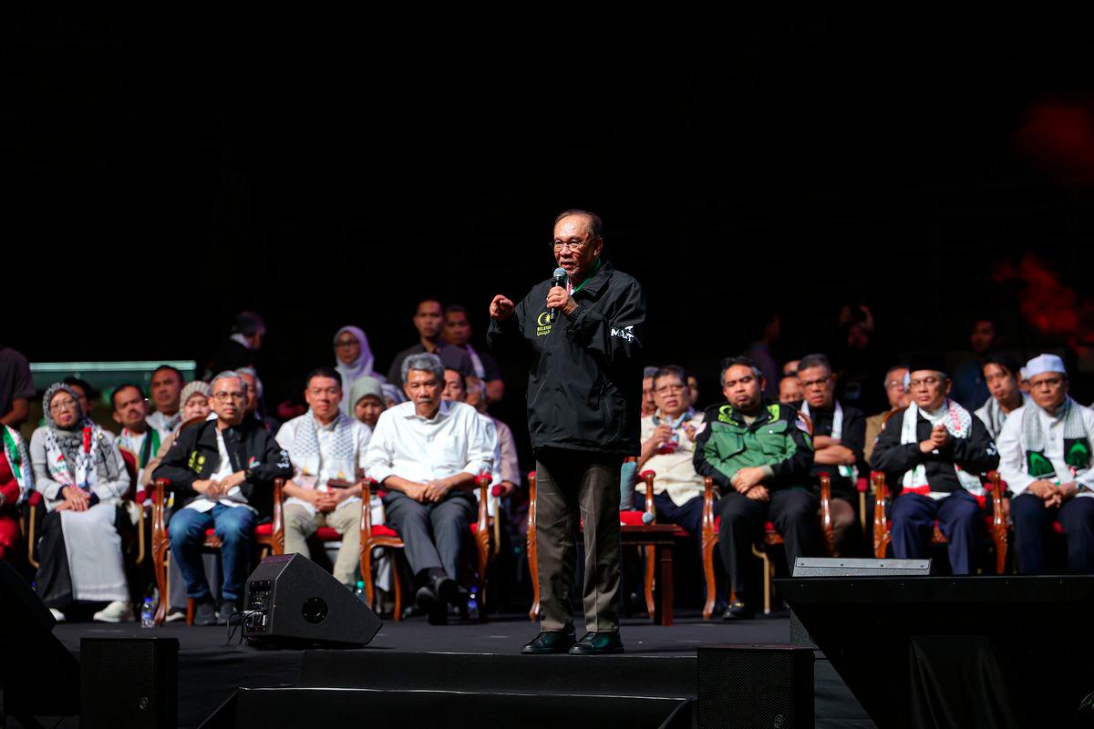 Perdana Menteri Datuk Seri Anwar Ibrahim berucap pada Himpunan Solidariti Bersama Gaza di Stadium Axiata Arena, Bukit Jalil hari ini-fotoBERNAMA