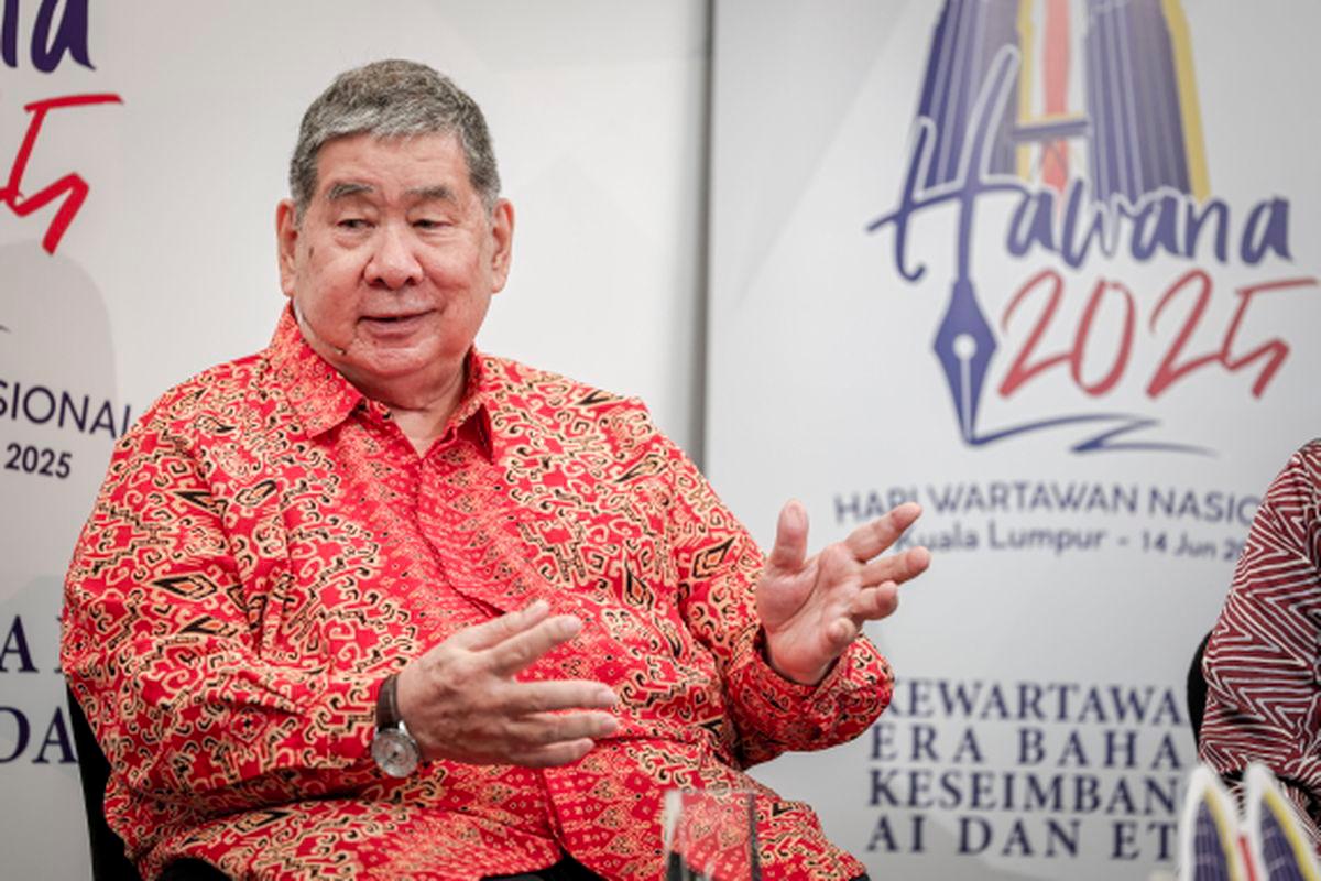 Malaysian Press Institute (MPI) President Datuk Yong Soo Heong is honoured with the HAWANA 2025 Award in recognition of his lifelong contribution to journalism, at the highlight of the National Journalists’ Day (HAWANA) 2025 held at the World Trade Centre Kuala Lumpur (WTCKL) today. - BERNAMAPIX
