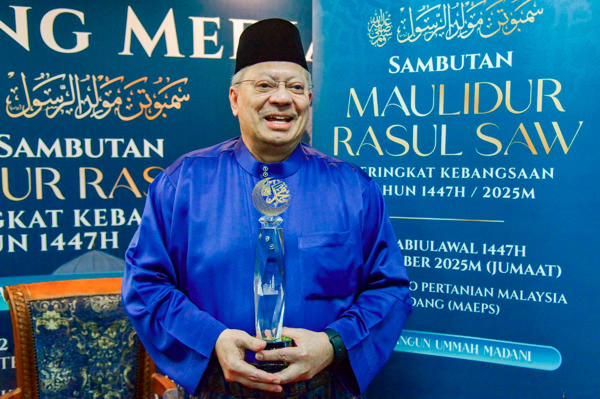 Pengerusi Lembaga Tabung Haji Abdul Rashid Hussain yang menerima Anugerah Tokoh Perdana Maulidur Rasul Peringkat Kebangsaan Tahun 1447H/2025M menjawab pertanyaan media selepas Sambutan Maulidur Rasul Peringkat Kebangsaan Tahun 1447H/2025M di Taman Ekspo Pertanian Malaysia Serdang (MAEPS) hari ini. - BERNAMA