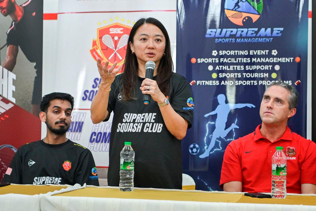 Menteri Belia dan Sukan Hannah Yeoh ketika sidang media jaguh skuasy dunia David Palmer (kanan) di Bukit Bintang Squash Excellence Centre, SMK (L) Bukit Bintang, hari ini - fotoBERNAMA