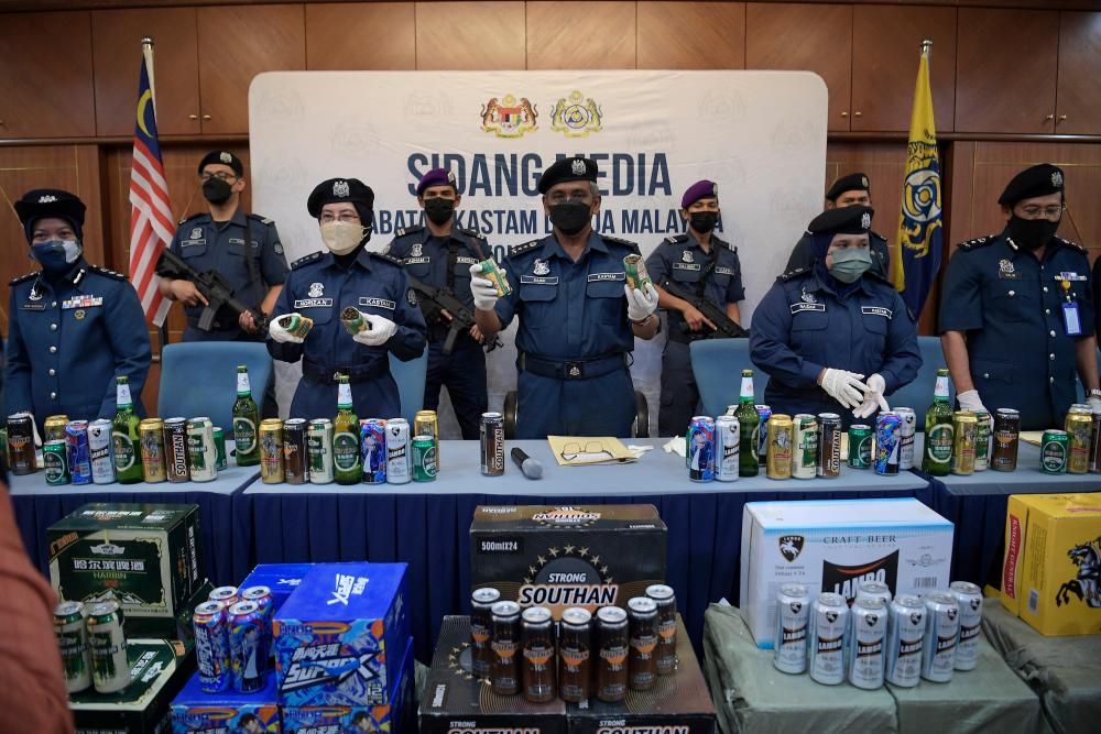 KUALA LUMPUR, April 13 - Assistant Director General of the Royal Malaysian Customs Department (JKDM) Central Zone Mohammad Sabri Saad today showed the goods successfully seized by the Royal Malaysian Customs Department Central Zone (WPKL) in Op Kontraban last month. BERNAMAPIX