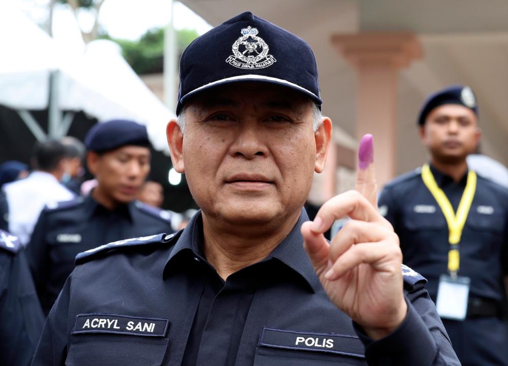 KUALA LUMPUR, 15 Nov -- Ketua Polis Negara, Tan Sri Acryl Sani Abdullah Sani menunaikan kewajipan pada hari pengundian awal Pilihan Raya Umum ke-15 (PRU15) di Bukit Aman hari ini. fotoBERNAMA