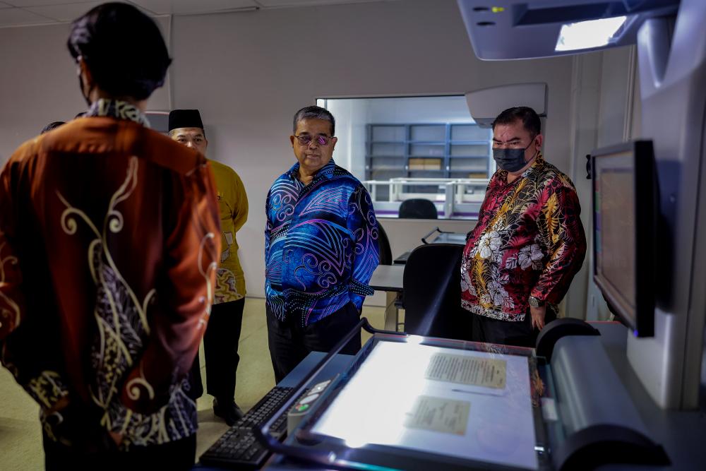 KUALA LUMPUR, Dec 15 -- Minister of National Unity Datuk Aaron Ago Dagang saw up close the process of digitizing old records using high-tech scanners during his visit to the National Archives at Wisma Warisan, today. BERNAMAPIX