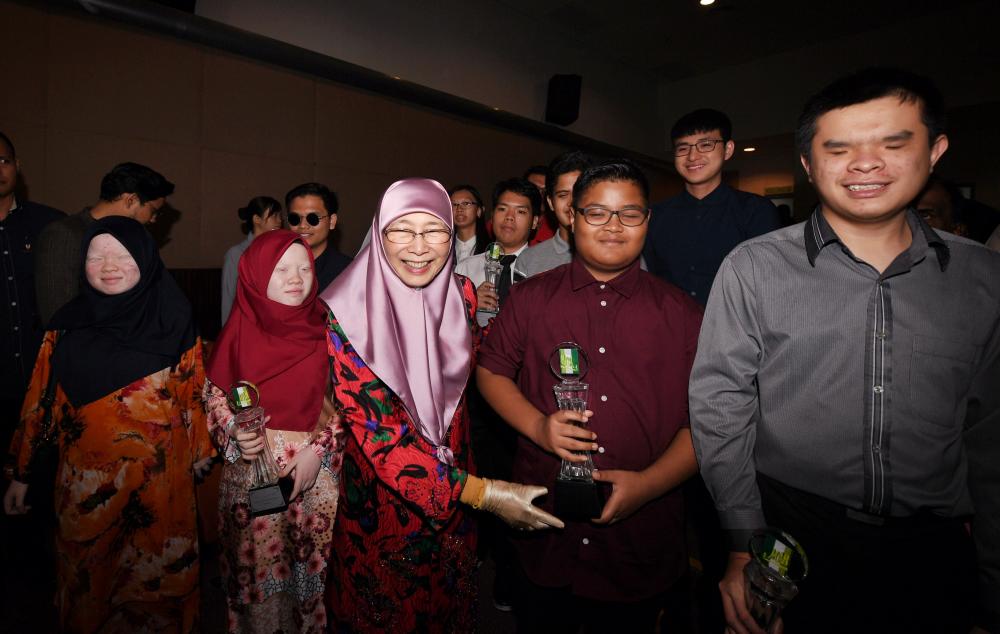 Deputy Prime Minister Datuk Seri Dr Wan Azizah Wan Ismail presents an award to a recipient of the Disabled Persons (OKU) at the ‘MAB Excellence Achievement for the Blind and Visually Impaired’ Award 2017/2018, on April 20, 2019. — Bernama