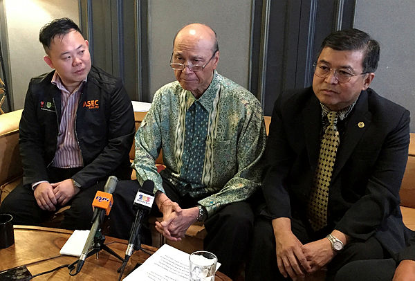 NIOSH chairman Tan Sri Lee Lam Thye (C) holds a press conference after launching a First Aid Workshop organised by the Academy of Safety and Emergency Care in Puchong today. — Bernama
