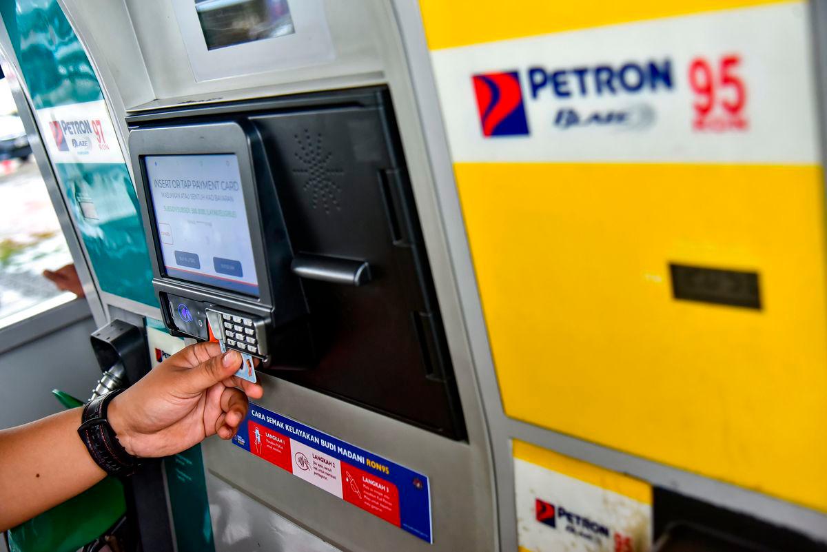 Gambar Hiasan Sahaja: Penjual bunga, Muhammad Firdaus Andi, 28, yang juga penerima Sumbangan Tunai Rahmah (STR) mengisi minyak subsidi petrol RON95 pada harga RM1.99 seliter berbanding harga pasaran semasa RM2.05 seliter, menerusi inisiatif tersebut yang bermula hari ini - fotoBERNAMA