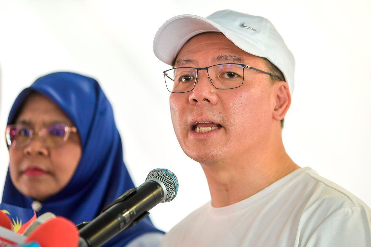 The Minister of Local Government and Development, Nga Kor Ming, speaking at a press conference after his visit to the Bandar Tasik Selatan Low-Cost Apartments today. - BERNAMA