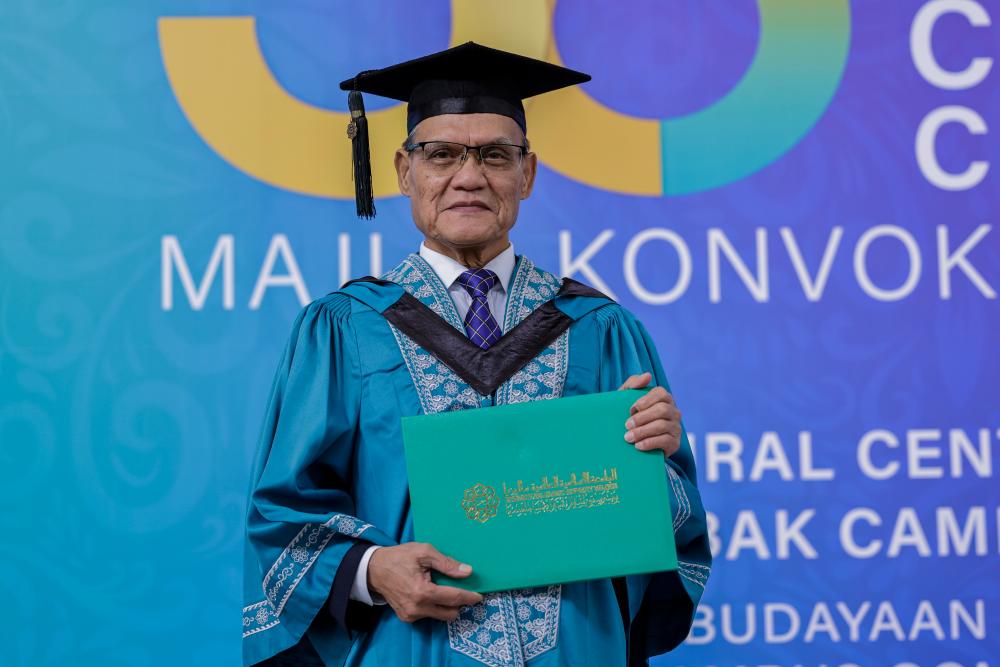 Former Menteri Besar of Pahang Tan Sri Adnan Yaakob photographed after receiving his degree in Law at Universiti Islam Antarabangsa Malaysia (UIAM) - BERNAMAPIX