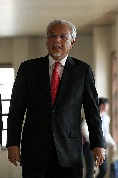 Former Finance Minister II Datuk Seri Ahmad Husni Hanadzlah attends the SRC International Sdn Bhd case hearing, at the Kuala Lumpur High Court today. — Bernama
