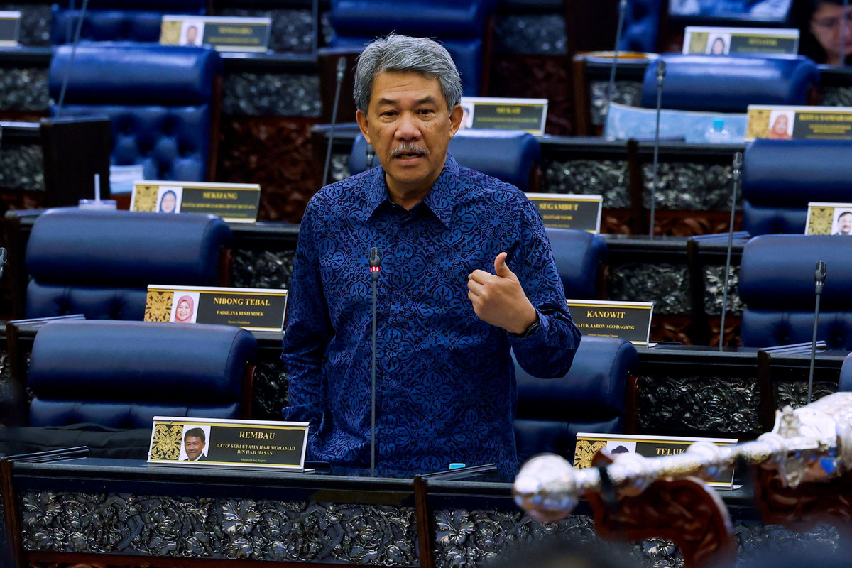 Foreign Minister and Member of Parliament for Rembau, Datuk Seri Mohamad Hasan, during the oral question-and-answer session at the Second Meeting of the Fourth Session of the 15th Parliament in the Dewan Rakyat at the Parliament Building today. – BERNAMA