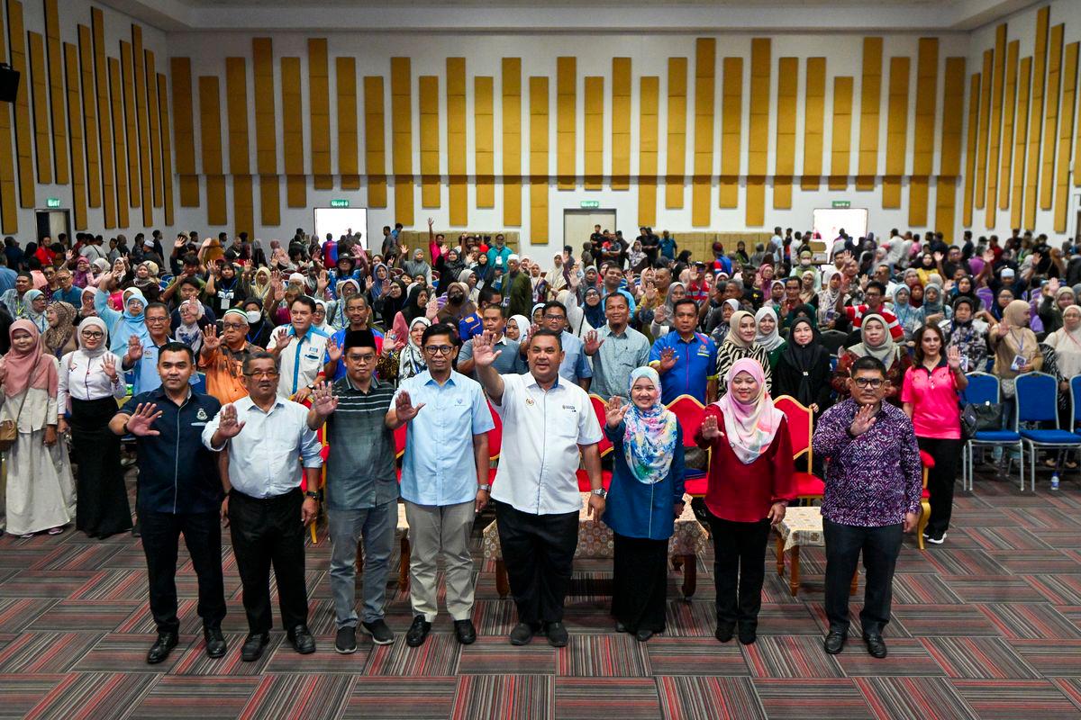 The Political Secretary to the Prime Minister, Datuk Azman Abidin (centre), poses for a photo after delivering food baskets through the 2025 Ihsan Madani Food Basket Contribution Programme at the Bandar Tun Razak parliamentary level, held at the DBKL Training Institute, Bandar Tun Razak, today. - BERNAMAPIX