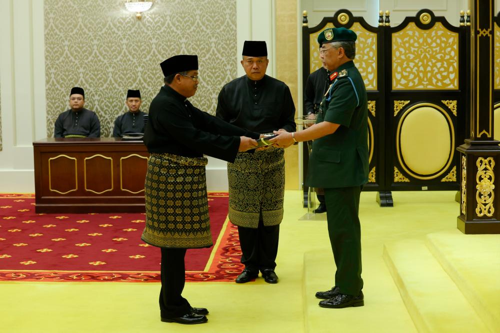 Yang di-Pertuan Agong Al-Sultan Abdullah Ri’ayatuddin Al-Mustafa Billah Shah berkenan mengurniakan surat cara pelantikan kepada Hakim Mahkamah Persekutuan Datuk Abdul Karim Abdul Jalil di Istana Negara hari ini/BERNAMAPix