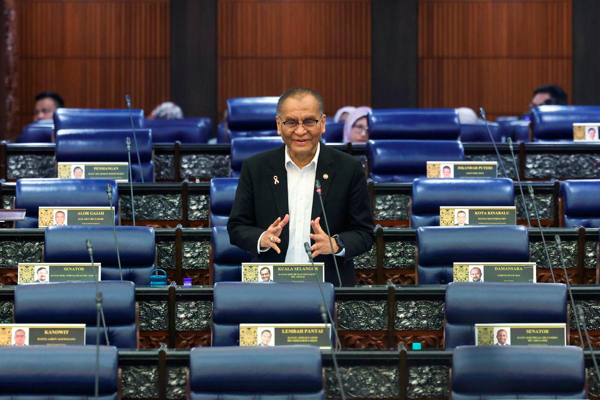 Menteri Kesihatan Datuk Seri D Dzulkefly Ahmad ketika sesi pertanyaan-pertanyaan bagi jawab lisan pada Mesyuarat Ketiga Penggal Ketiga, Majlis Parlimen ke-15 Dewan Rakyat di Bangunan Parlimen hari ini. - BERNAMA