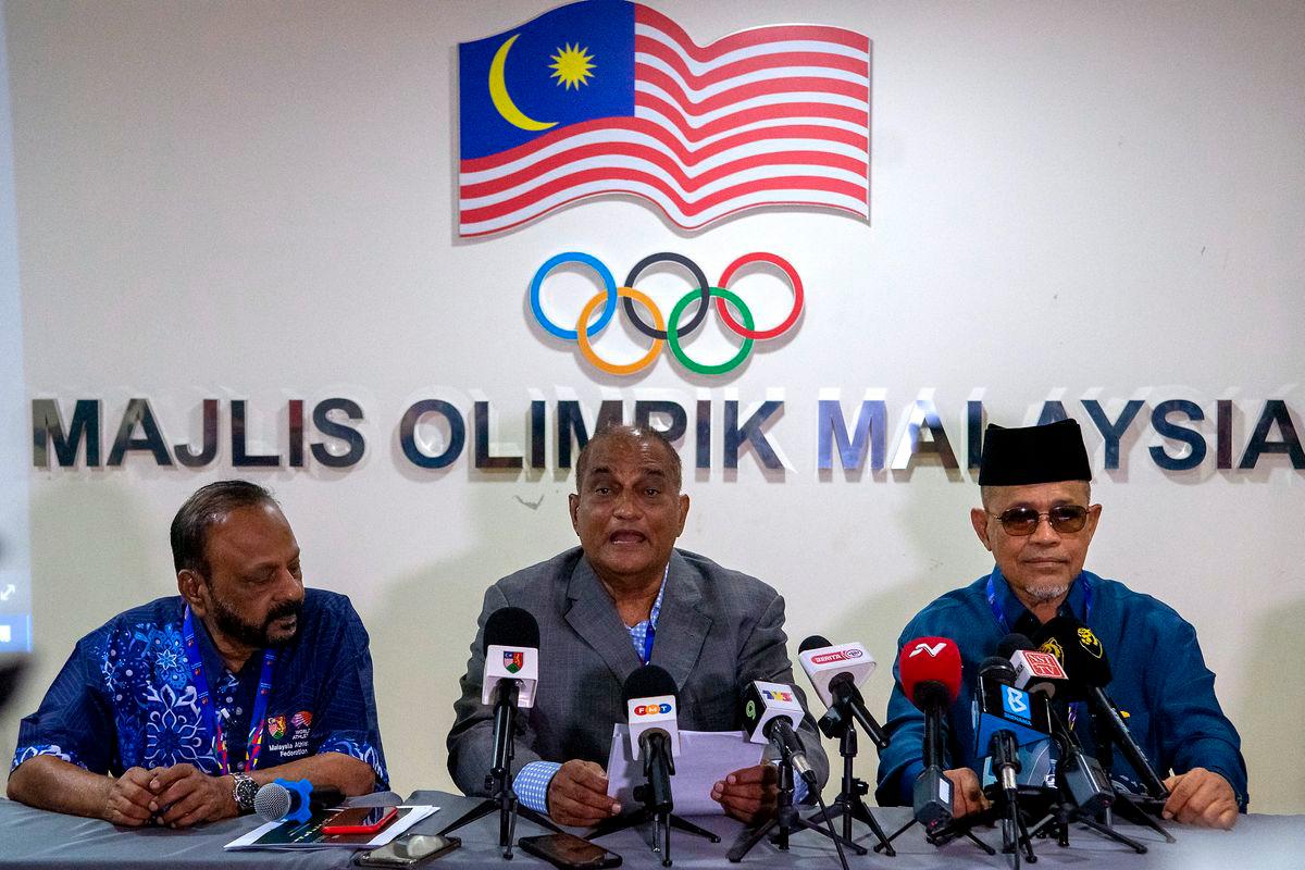 Presiden Kesatuan Olahraga Malaysia (KOM) yang baharu Datuk Karim Ibrahim (tengah) bersama mantan Presiden Kesatuan Olahraga Malaysia (KOM) Datuk Seri Dr Shahidan Kassim (kanan) selepas diumumkan sebagai presiden baharu ketika sidang media jawatan tertinggi penggal 2025-2029 di Mesyuarat Agung Tahunan Olahraga Malaysia di Wisma OCM hari ini.