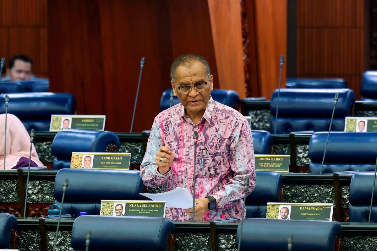 Menteri Kesihatan Datuk Seri Dr Dzulkefly Ahmad ketika sesi pertanyaan-pertanyaan bagi jawab lisan pada Mesyuarat Ketiga Penggal Ketiga, Majlis Parlimen ke-15 Dewan Rakyat di Bangunan Parlimen hari ini. - fotoBERNAMA