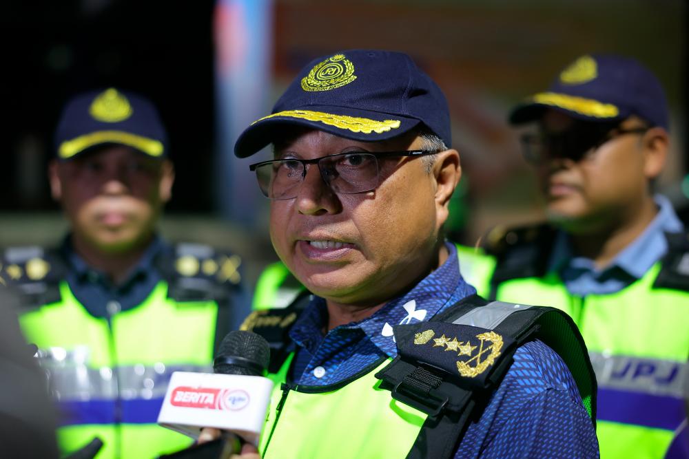 Pengarah Penguatkuasa Jabatan Pengangkutan Jalan (JPJ) Malaysia Datuk Lokman Jamaan ketika sidang media selepas Operasi Bersepadu JPJ WPKL Bil 3/2023 di Bangsar pada Sept 24 2023. - fotoBERNAMA