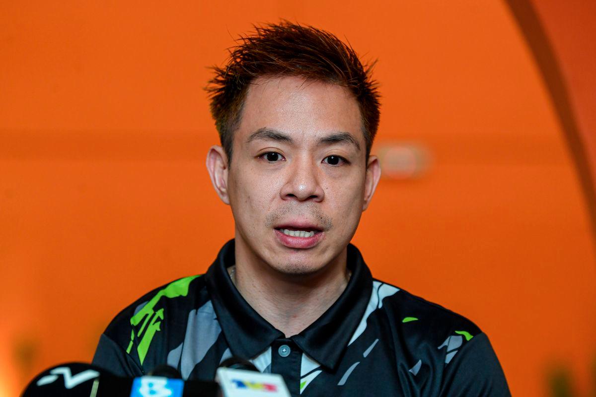 Atlet Badminton Para Negara, Cheah Liek Hou bercakap ketika sidang media pada Majlis Penyerahan Cek Kepada Pemenang Pingat Sukan Paralimpik di Pickle Space Subang Jaya hari ini. - fotoBERNAMA