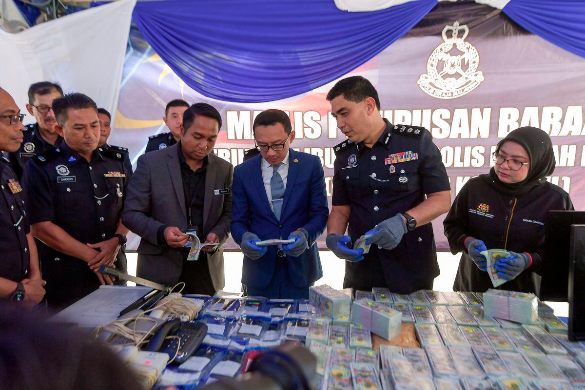 Ketua Polis Daerah Brickfields ACP Ku Mashariman Ku Mahmood (dua,kanan) bersama Hakim Mahkamah Sesyen Kuala Lumpur Dr Azrol Abdullah (tiga,kiri) dan Timbalan Pendakwa Raya Nor Aisyah Mohamed Zanyuin (kanan) melihat barang kes pada program pelupusan barang kes jenayah dan komersial bernilai RM721,239 membabitkan kes yang disiasat pada 2017 hingga tahun ini di IPD Brickfields, hari ini. - fotoBERNAMA