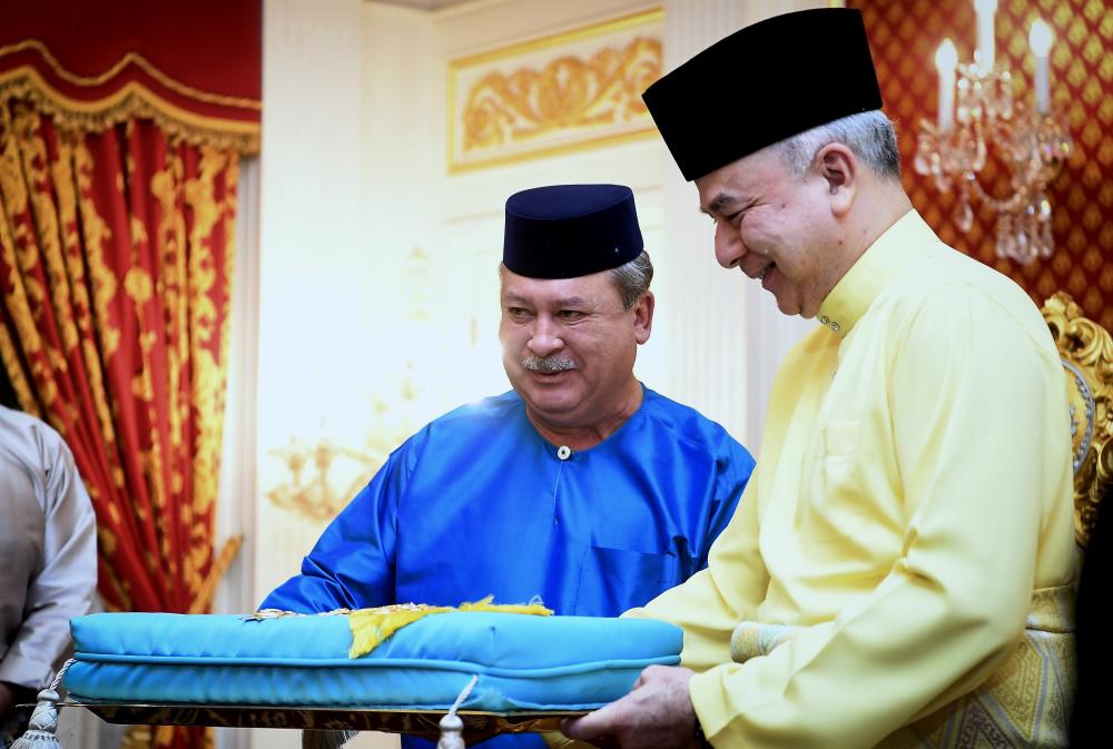 Sultan of Johor, Sultan Ibrahim Almarhum Sultan Iskandar is pleased to present the Honorable Johor Darjah (DK1) First Distinction (DK1) to the Sultan of Perak, Sultan Nazrin Shah at Istana Perak, Changkat Persekutuan, on Feb 26, 2019. — Bernama
