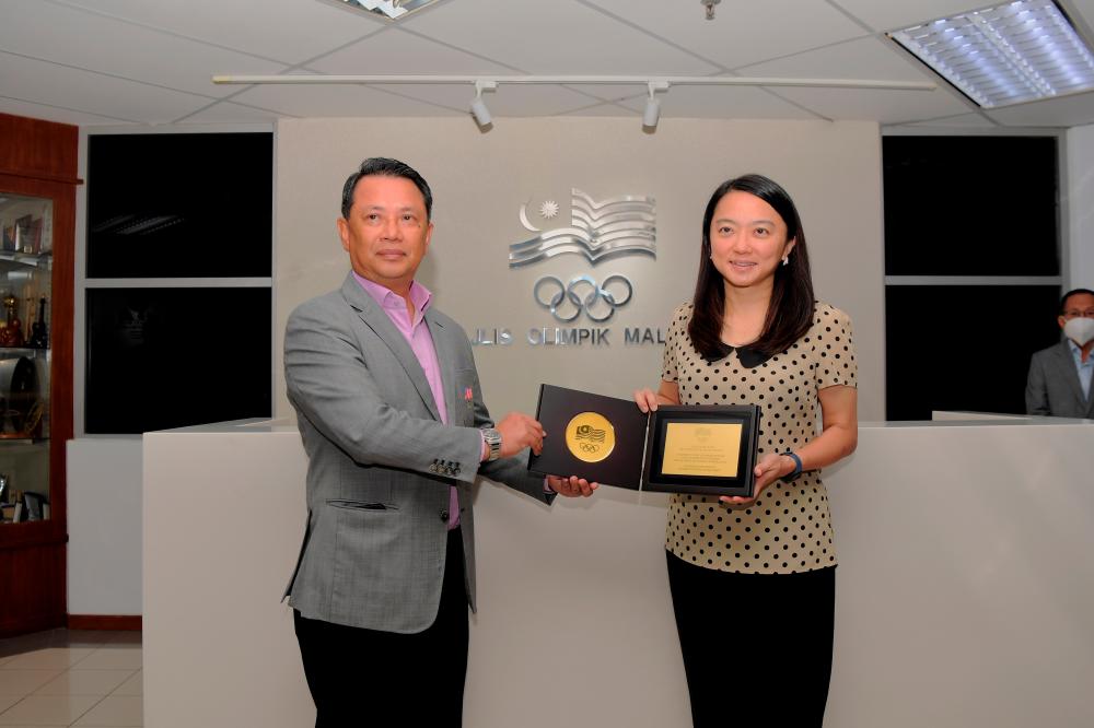KUALA LUMPUR, 29 Mac -- Menteri Belia dan Sukan Hannah Yeoh menerima cenderahati daripada Presiden Majlis Olimpik Malaysia (MOM) Tan Sri Mohamad Norza Zakaria pada program lawatan Menteri tersebut ke MOM di Wisma OCM, hari ini. fotoBERNAMA