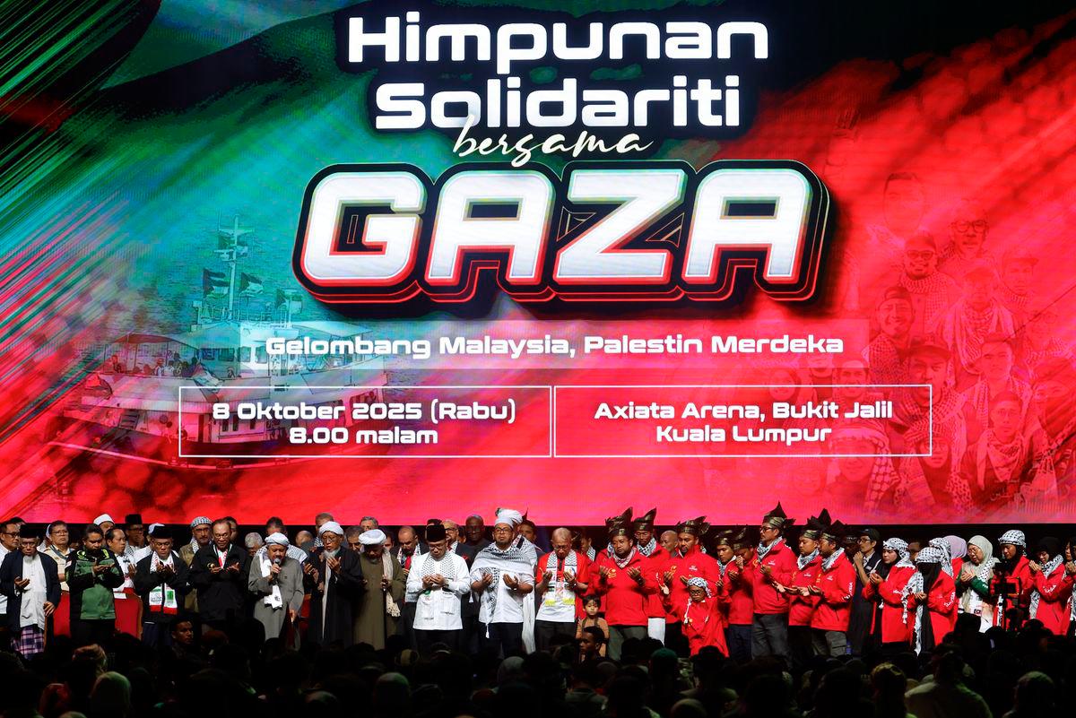 Perdana Menteri Datuk Seri Anwar Ibrahim mengaminkan doa ketika bacaan Qunut Nazilah semasa Himpunan Solidariti Bersama Gaza di Stadium Axiata Arena, Bukit Jalil hari ini- fotoBERNAMA
