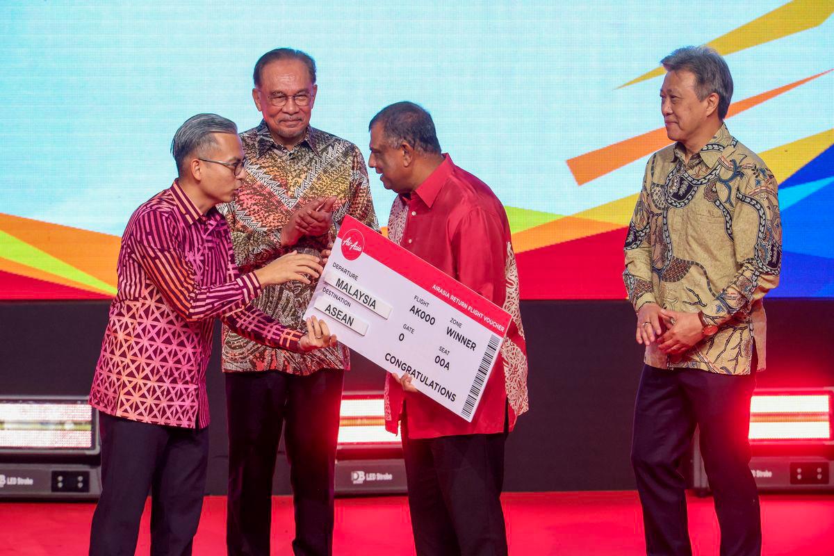 AirAsia, in collaboration with the Ministry of Communications, is offering an exclusive 50 per cent discount on base fares for round-trip flights to 57 destinations across ASEAN to all registered Malaysian media members in conjunction with the National Journalists' Day (HAWANA) 2025 celebration at the World Trade Centre Kuala Lumpur (WTCKL), today. - BERNAMAPIX