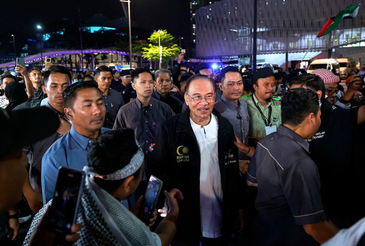 Perdana Menteri Datuk Seri Anwar Ibrahim beramah mesra bersama hadirin selepas Himpunan Solidariti Bersama Gaza di Stadium Axiata Arena, Bukit Jalil hari ini-fotoBERNAMA