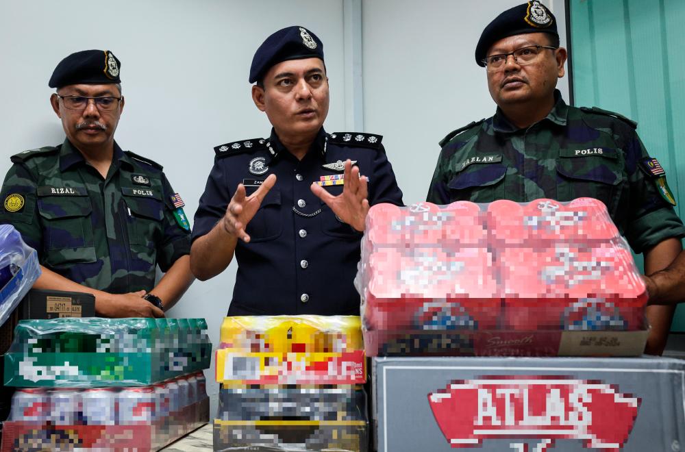 Ketua Polis Daerah Cheras ACP Zam Halim Jamaluddin (tengah) dalam sebuah sidang media di Ibu Pejabat Daerah Cheras hari ini mengenai rampasan minuman keras pada Okt 1 2023. - fotoBERNAMA