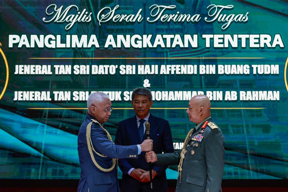 Army Chief General Tan Sri Mohammad Ab Rahman (right), Defence Minister Datuk Seri Mohamad Hasan (centre), and Jen Tan Sri Affendi Buang/BERNAMApix