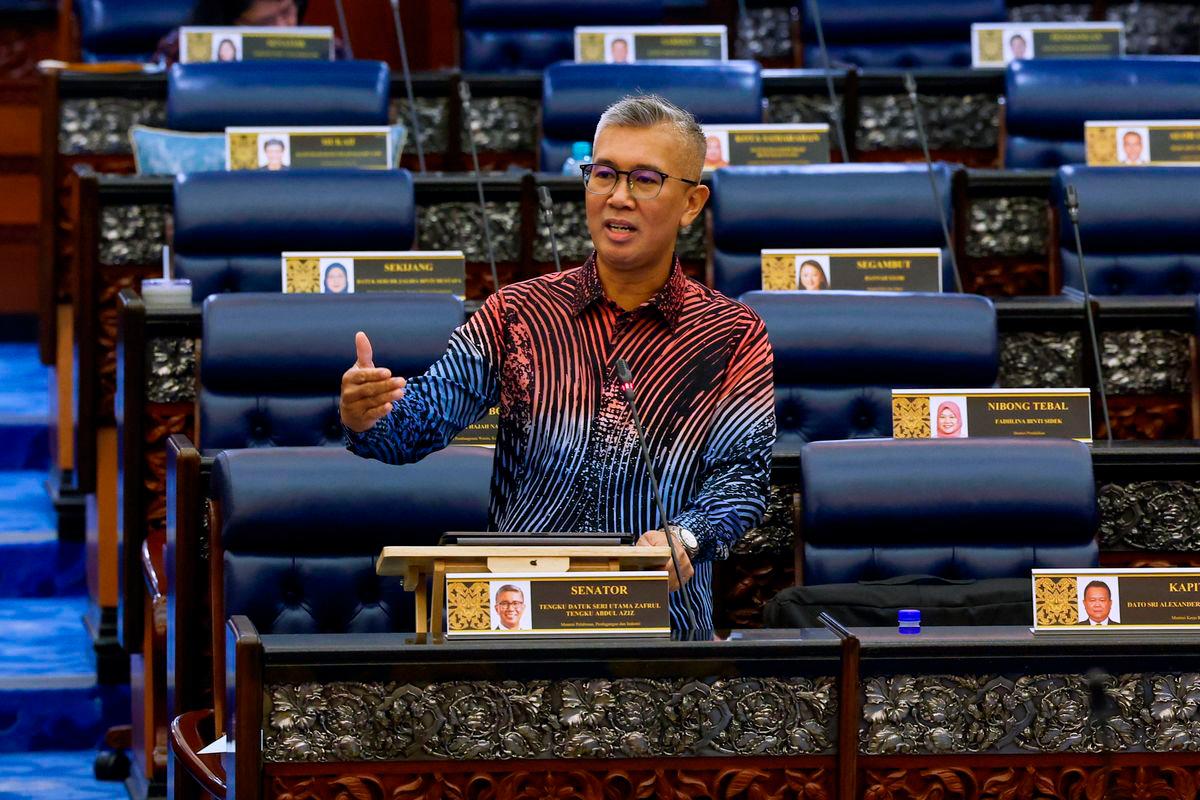 Menteri Pelaburan, Perdagangan dan Industri Tengku Datuk Seri Zafrul Abdul Aziz pada sesi pertanyaan-pertanyaan bagi jawab lisan ketika Mesyuarat Kedua, Penggal Keempat Parlimen ke-15 Dewan Rakyat di Bangunan Parlimen hari ini- BERNAMA