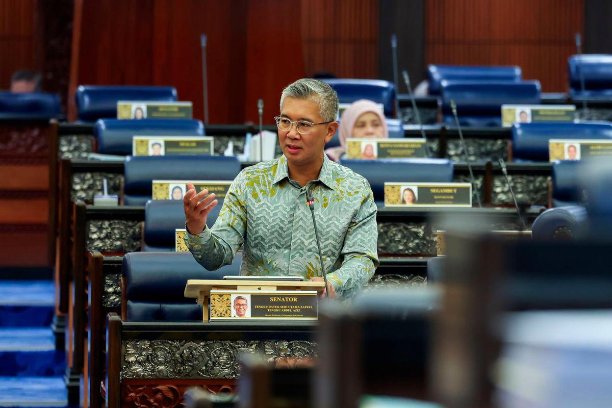 Menteri Pelaburan, Perdagangan dan Industri Tengku Datuk Seri Zafrul Tengku Abdul Aziz ketika sesi pertanyaan-pertanyaan bagi jawab lisan pada Mesyuarat Ketiga Penggal Ketiga, Majlis Parlimen ke-15 Dewan Rakyat di Bangunan Parlimen hari ini. - fotoBERNAMA