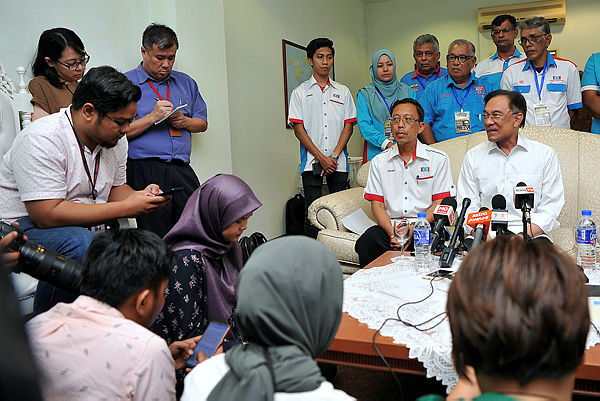 PKR president Datuk Seri Anwar Ibrahim speaks during a press conference after a brief meeting with representatives of NGOs today. — Bernama