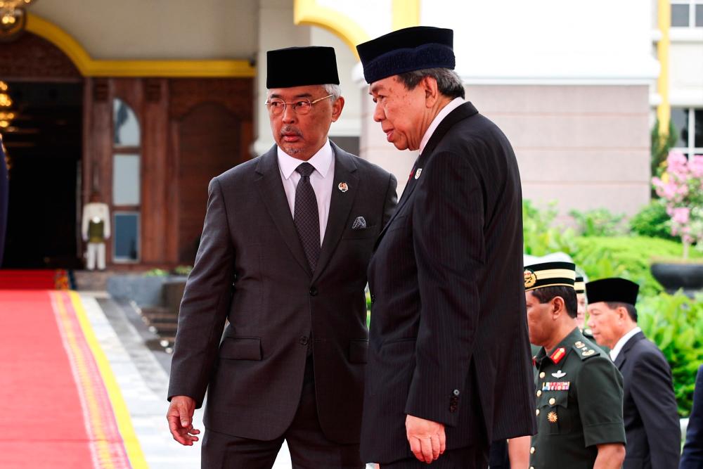 KUALA LUMPUR, 22 Feb -- Yang di-Pertuan Agong Al-Sultan Abdullah Ri’ayatuddin Al-Mustafa Billah Shah (kiri) dan Sultan Selangor Sultan Sharafuddin Idris Shah berkenan berangkat bagi menyempurnakan Majlis Penanaman Pokok Sepang di pekarangan Istana Negara hari ini. fotoBERNAMA