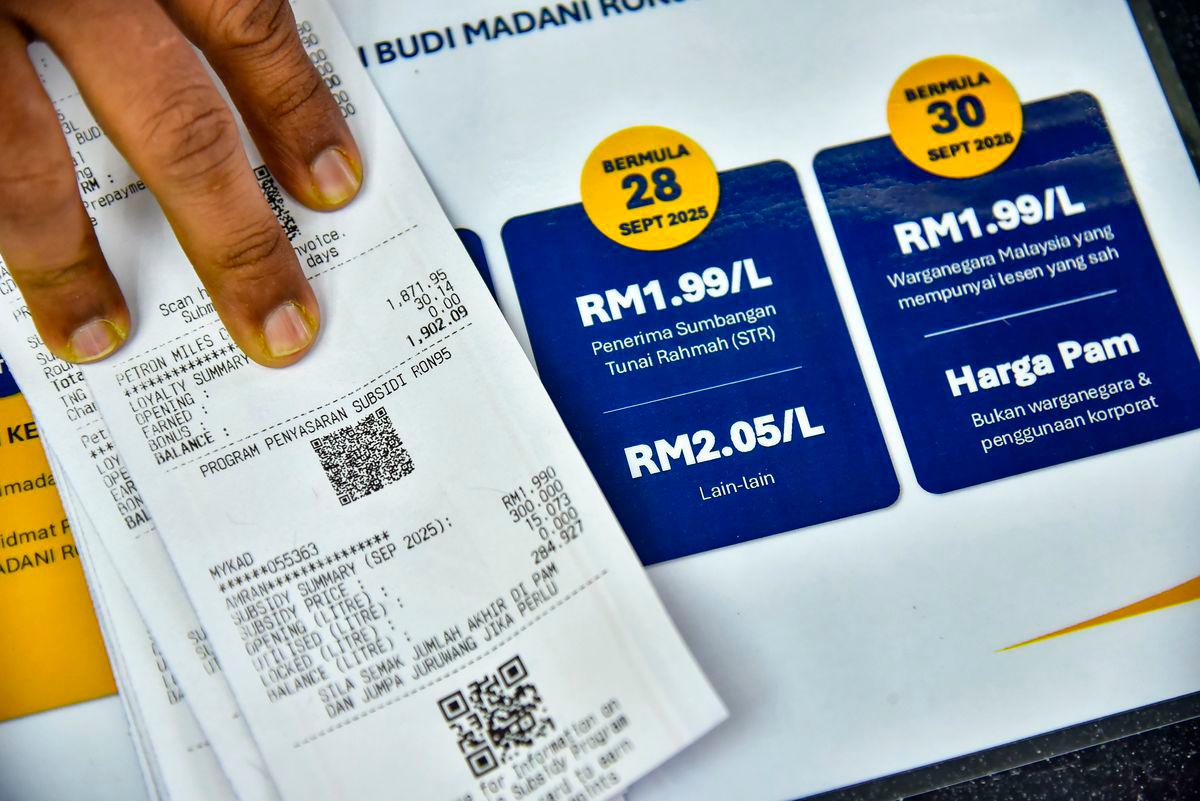Pekerja stesen minyak Petron menunjukkan resit pembelian minyak subsidi petrol RON95 pada harga RM1.99 seliter berbanding harga pasaran semasa RM2.05 seliter yang dibeli penerima manfaat subsidi berkenaan hari ini- BERNAMA