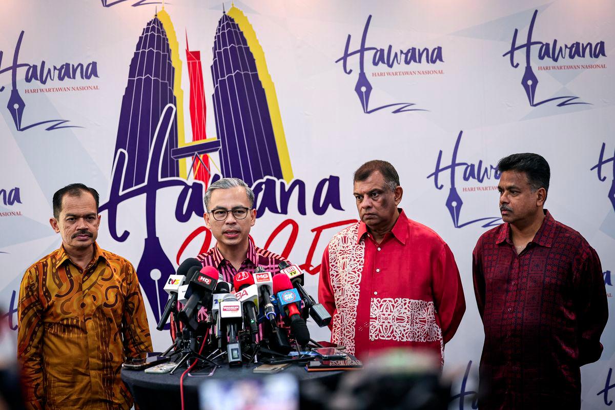 Communications Minister Datuk Fahmi Fadzil (second, left) and AirAsia co-founder and Capital A Bhd Chief Executive Officer Tan Sri Tony Fernandes (second, right) address a press conference after the official launch of National Journalists’ Day (HAWANA) 2025 at Dewan Merdeka, World Trade Centre Kuala Lumpur (WTCKL), today. - BERNAMAPIX