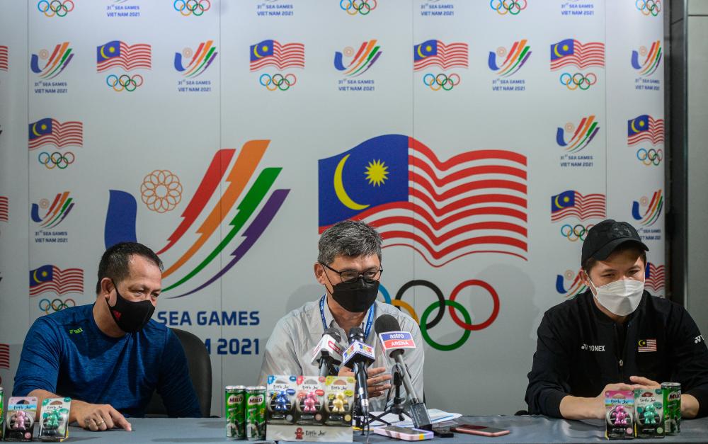 KUALA LUMPUR, March 2 - Badminton Association of Malaysia (BAM) secretary -general Datuk Kenny Goh (center) spoke at a press conference on preparations for the 2021 Hanoi SEA Games after attending the SEA Games selection committee meeting and final winding up at Wisma OCM today. BERNAMApix