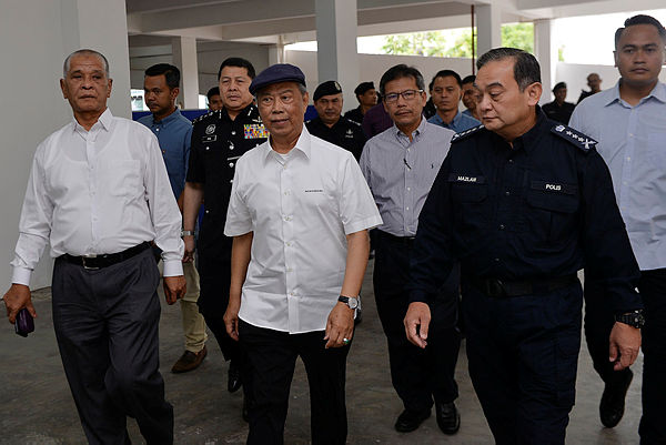 Home Minister Tan Sri Muhyiddin Yassin arrives at the Subang Jaya District Police Headquarters today for a briefing on the incidents at the Sri Maha Mariamman Temple, USJ 25. — Bernama