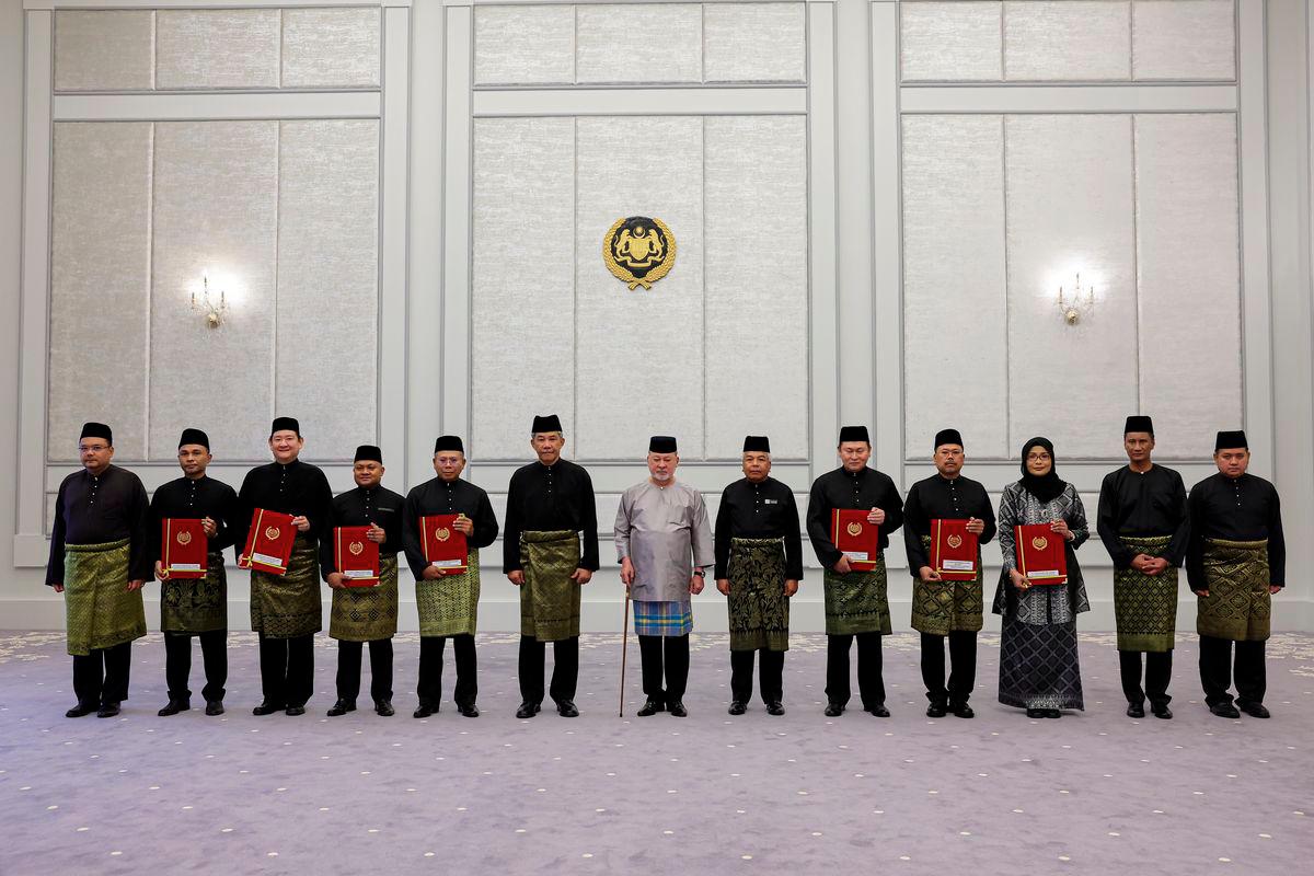 The Yang di-Pertuan Agong, Sultan Ibrahim, consented to a photo session with newly appointed heads of mission during the Presentation of Letters of Appointment Ceremony for Malaysia’s incoming heads of diplomatic missions abroad, held at Istana Negara today. Also present was Foreign Minister Datuk Seri Mohamad Hasan. – BERNAMA