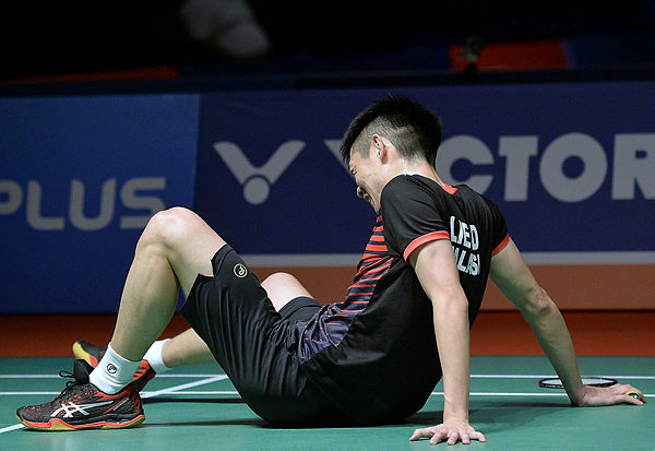 National shuttler Liew Daren holds back pain during his win against China’s Shi Yuqi in the quarter-finals of the Perodua Malaysia Masters 2019 Championship at Axiata Arena, KL Sports City, Bukit Jalil on Jan 18, 2019. — Bernama