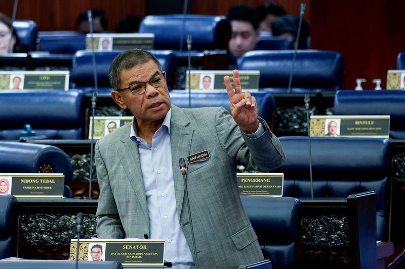 Menteri Dalam Negeri Datuk Seri Saifuddin Nasution Ismail memberi penerangan berkaitan Akta Kesalahan Keselamatan (Langkah-Langkah Khas) 2012 (SOSMA) pada Mesyuarat Pertama Penggal Keempat Parlimen ke-15 di Dewan Rakyat hari ini.- fotoBERNAMA