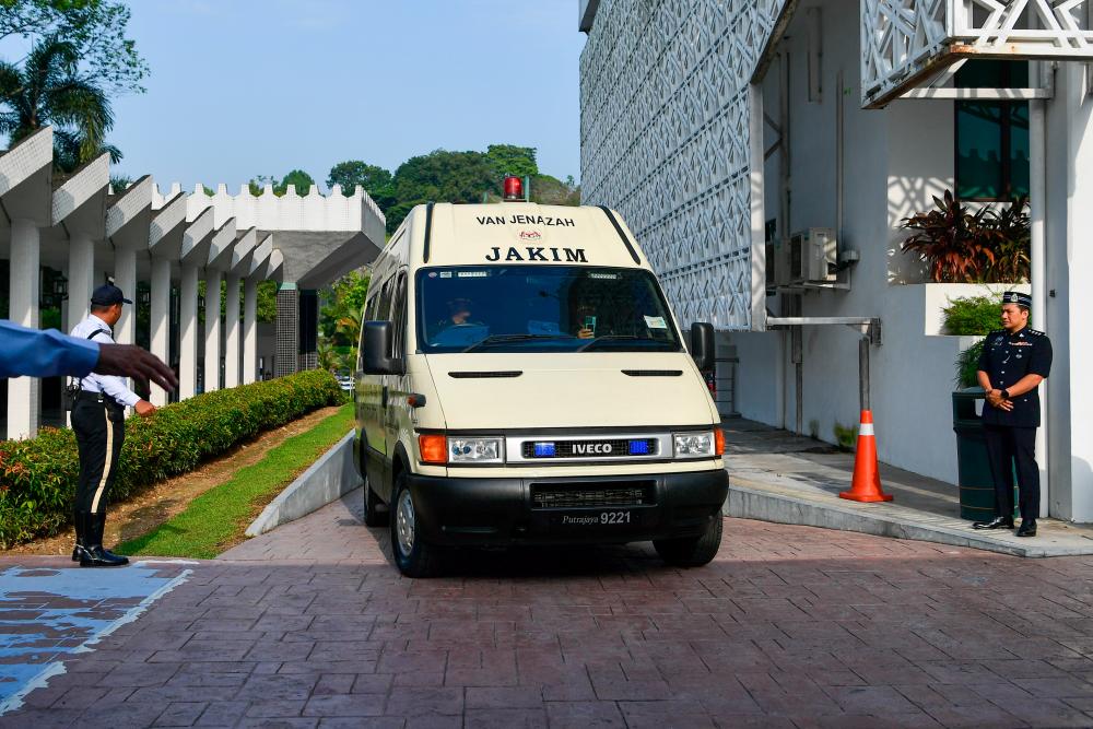 Van yang membawa jenazah bekas Yang Dipertua Negeri Sarawak Tun Abdul Taib Mahmud, 87, tiba di Masjid Negara, hari ini.Jenazah Allahyarham dibawa ke Masjid Negara bagi tujuan pengurusan kematian dan penghormatan terakhir sebelum dibawa ke Kuching untuk disemadikan. - fotoBERNAMA