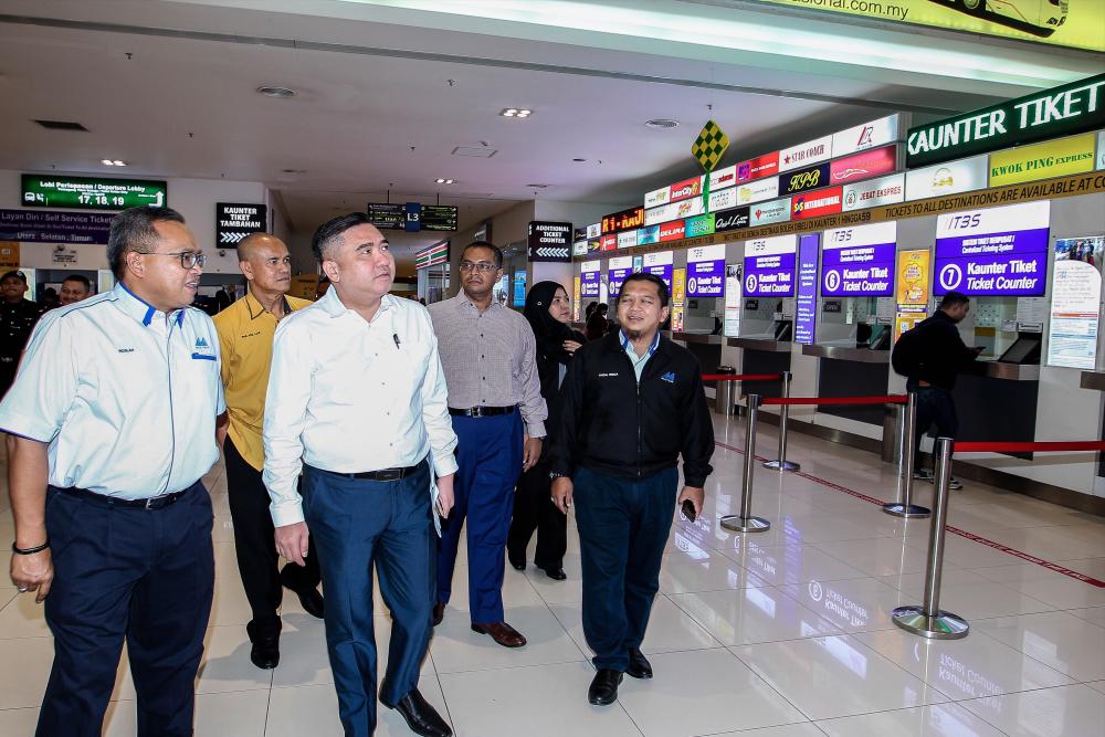 Transport Minister Anthony Loke Siew Fook (2nd from L) visits express bus ticket counters at the launch of the Low-Cost Express Bus, Express Musafir at the Tasik Selatan Intergrated Terminal (TBS), Kuala Lumpur today. - Bernama