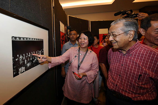 Prime Minister Tun Dr Mahathir Mohamad admiring an old photograph during the Chinese New Year celebrations at the Kuala Lumpur and Selangor Chinese Assembly Hall today. — Bernama