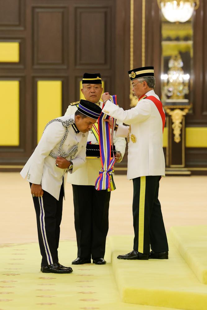 Yang di-Pertuan Agong Al-Sultan Abdullah Ri’ayatuddin Al-Mustafa Billah Shah berkenan mengurniakan Darjah Kebesaran Pangkat Pertama Panglima Gagah Pasukan Polis (PGPP) kepada Timbalan Ketua Polis Negara Datuk Seri Ayob Khan Mydin Pitchay pada Istiadat Pengurniaan Darjah Kepahlawanan Pasukan Polis dan Pingat Keberanian Polis (DKPP) di Istana Negara/BERNAMAPix