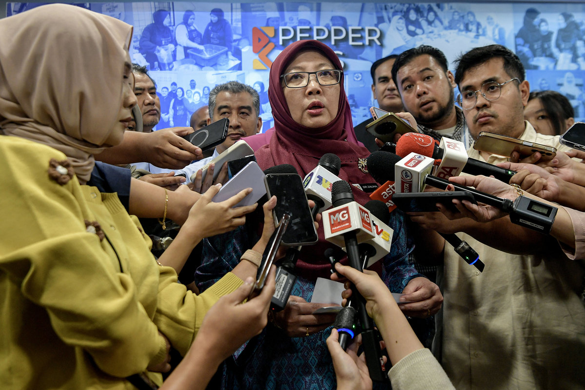 Menteri di Jabatan Perdana Menteri (Wilayah Persekutuan) Datuk Seri Dr Zaliha Mustafa ditemu bual pemberita selepas Majlis Penyerahan Kunci Dapur Digital Wilayah Persekutuan Kuala Lumpur Tahun 2025 di Menara DBKL hari ini. - BERNAMA