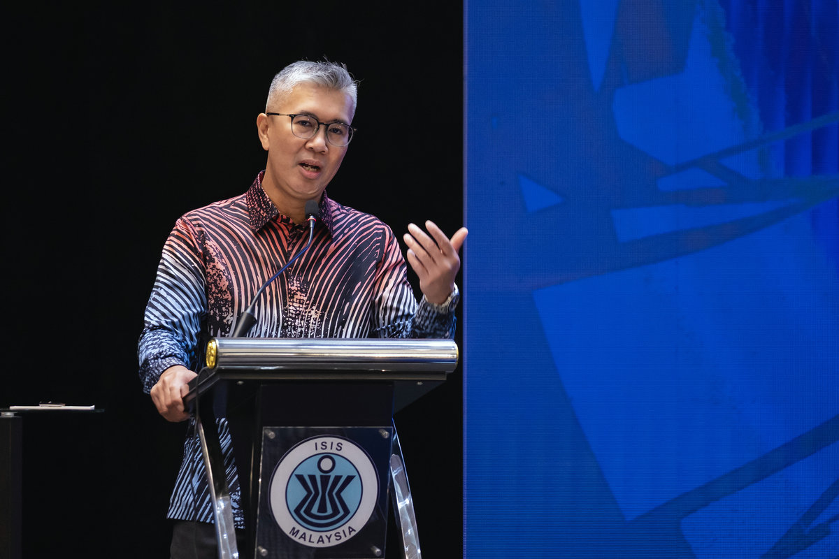 Minister of Investment, Trade and Industry, Tengku Datuk Seri Zafrul Abdul Aziz, delivers the keynote address at PRAXIS 2025 today. – BERNAMA