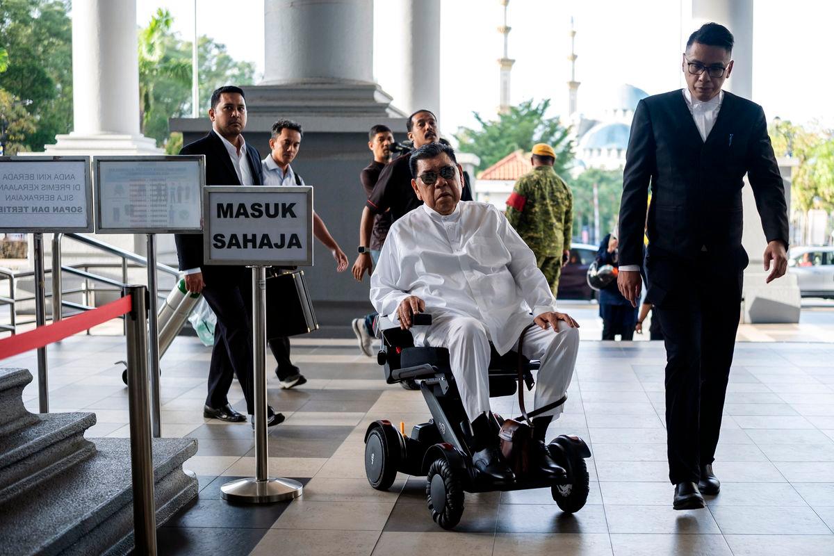 Pengarah syarikat pembinaan lebuh raya Tan Sri Abu Sahid Mohamed didakwa di Mahkamah Sesyen di sini hari ini atas empat pertuduhan pecah amanah lebih RM313 juta dan 13 tuduhan pengubahan wang haram RM139.2 juta berhubung cadangan projek pembinaan lebuh raya MEX II-fotoBERNAMA